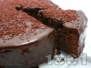 Рецепта Шоколадова сиропирана торта с кексово тесто и глазура от масло и какао